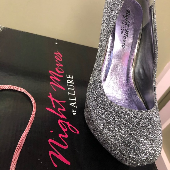 The “Cosmo” Shoe by Night Moves by Allure size 10 Pewter - Picture 3 of 5